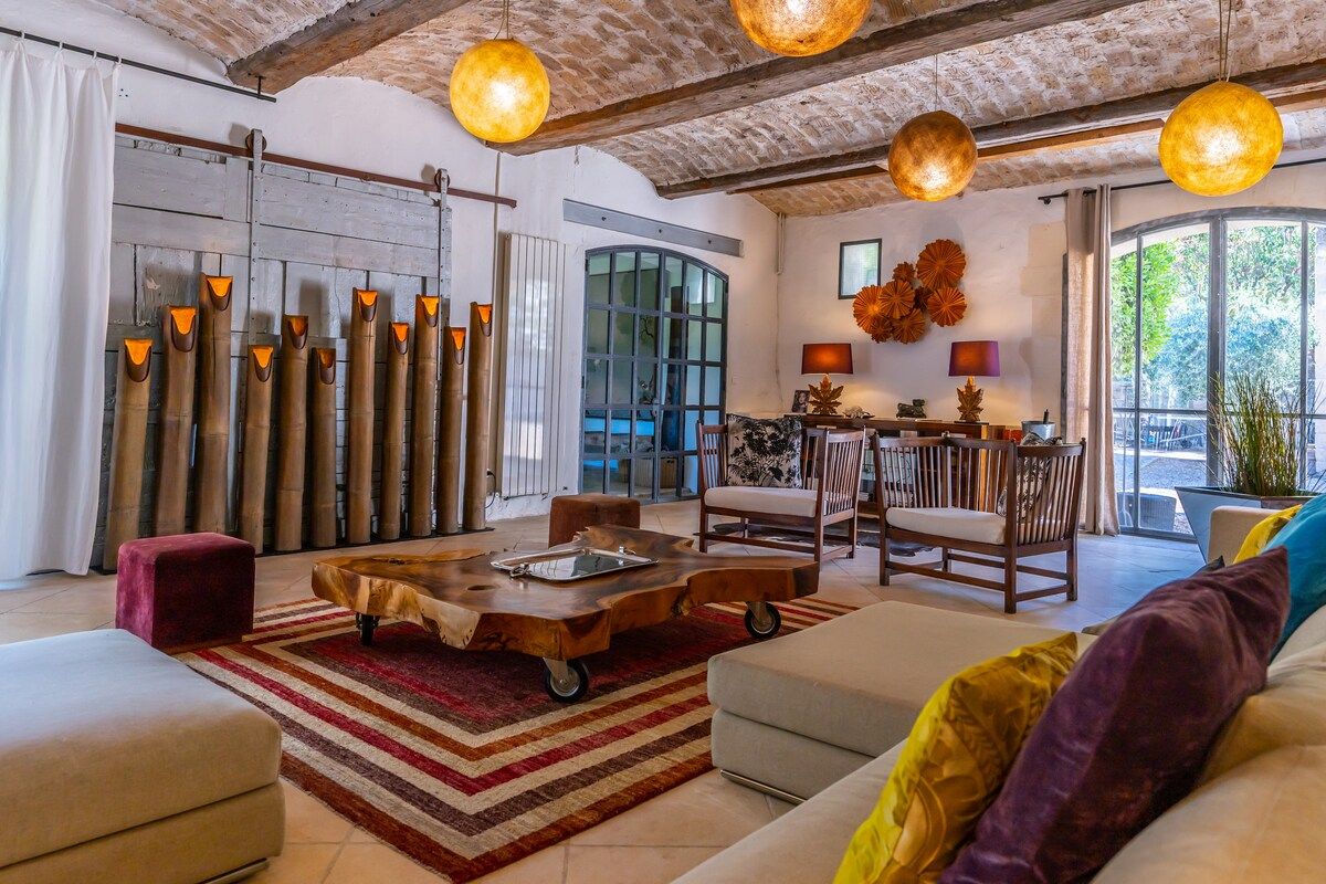 The Grand Salon, its old wine-vat columns rising between deep sofas
